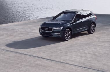 正 2024 年式 XC60 升級跑車化 B5 動力與四輪傳動，帶來出色的駕馭感受之餘，同步加贈 81,900 元 Plus Package 套件，再享有入主超值優惠價 199 萬元。(圖片提供：國際富豪)